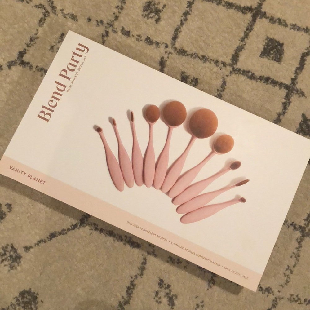 Vanity Planet oval makeup brush set (Pink)